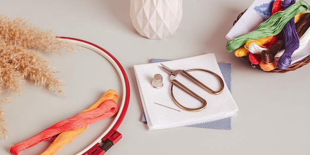 Pracownia haftu, narzędzia i bele tkaniny